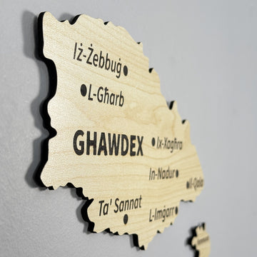 Close-up of Għawdex (Gozo) with town labels on the wooden Malta map