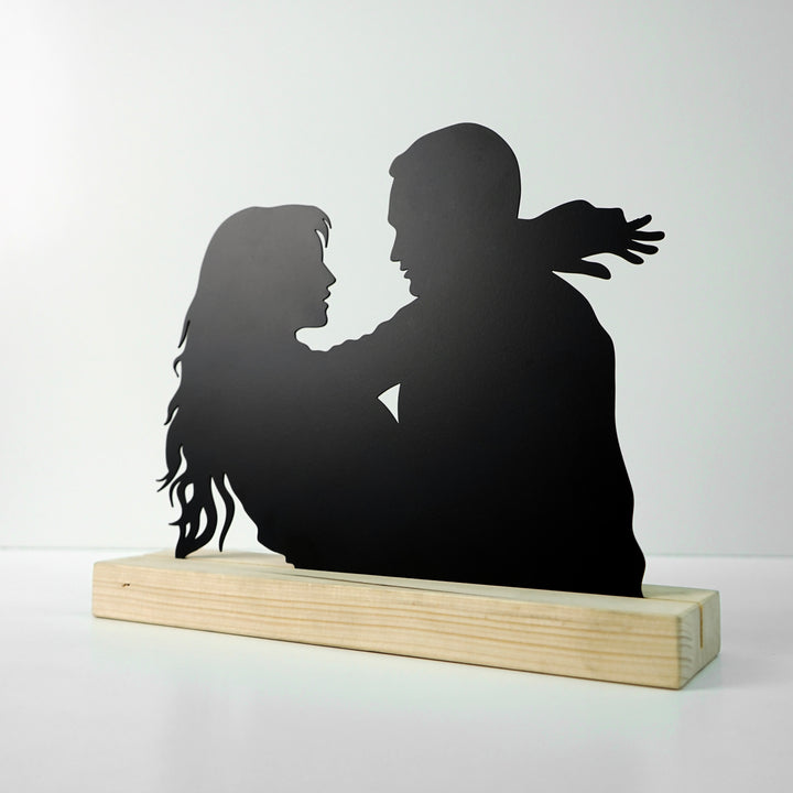 hugging-couples-valentine's-day-special-days-metal-accessory-art-table-accessories-home-decoration-colorfullworlds