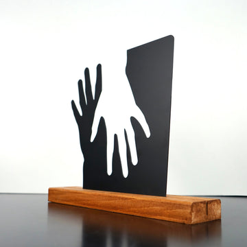 metal-acsesuars-showcasing-couple-hands-intertwined-colorfullworlds