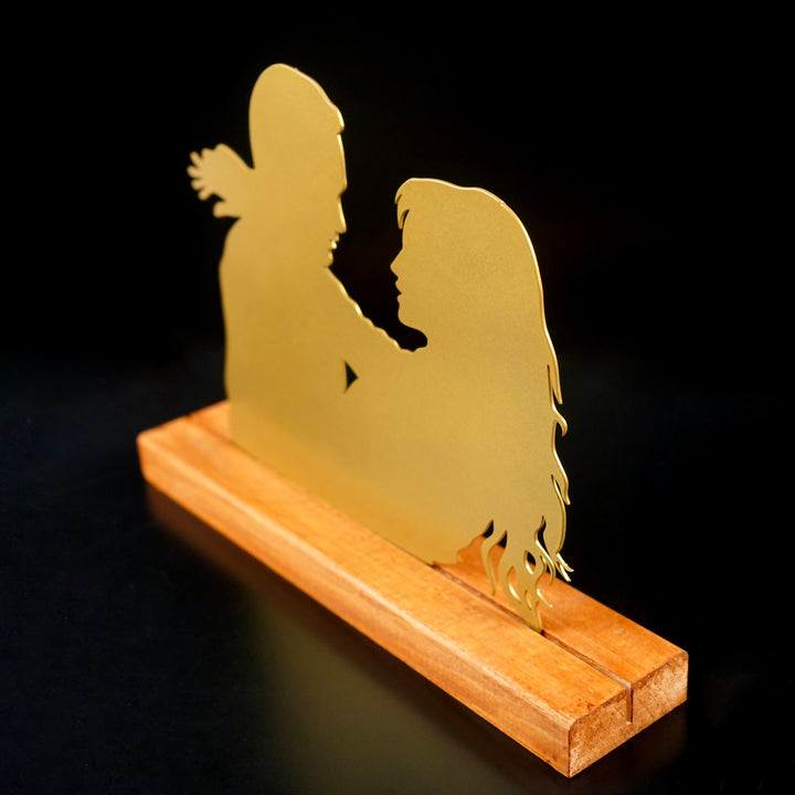 hugging-couples-valentine's-day-special-days-metal-accessory-art-wall-decors-silver-gold-office-metal-decor-colorfullworlds