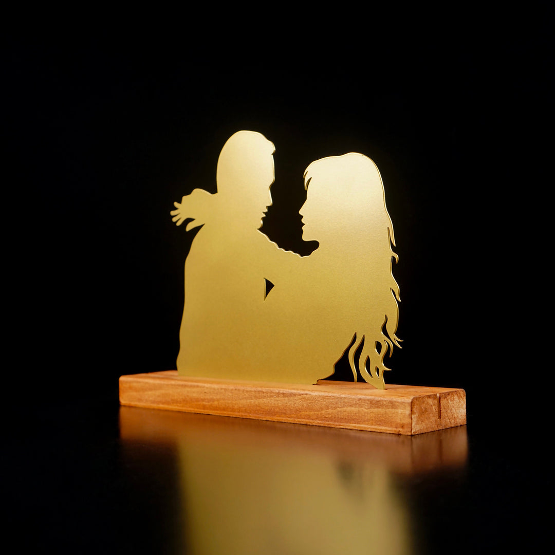 hugging-couples-valentine's-day-special-days-metal-table-decor-accessory-art-silver-gold-office-decoration-colorfullworlds